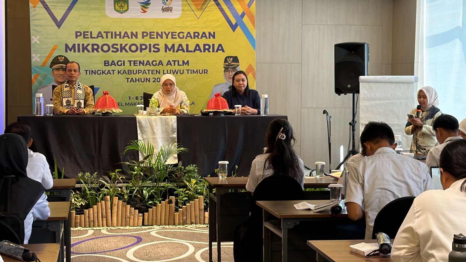 Yustina Maria Oda membawakan materi dalam kegiatan pelatihan Penyegaran Mikroskopis Malaria di Hotel Novotel Makassar yang dilaksanakan pada 1-6 Juni 2026