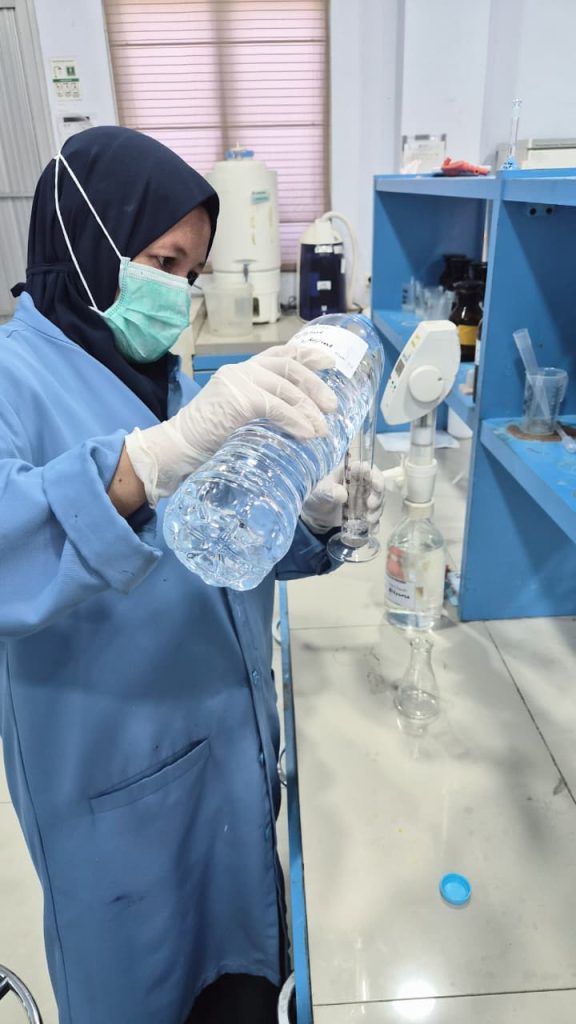 Gambar Petugas Melakukan Pemeriksaan Air di Laboratorium
