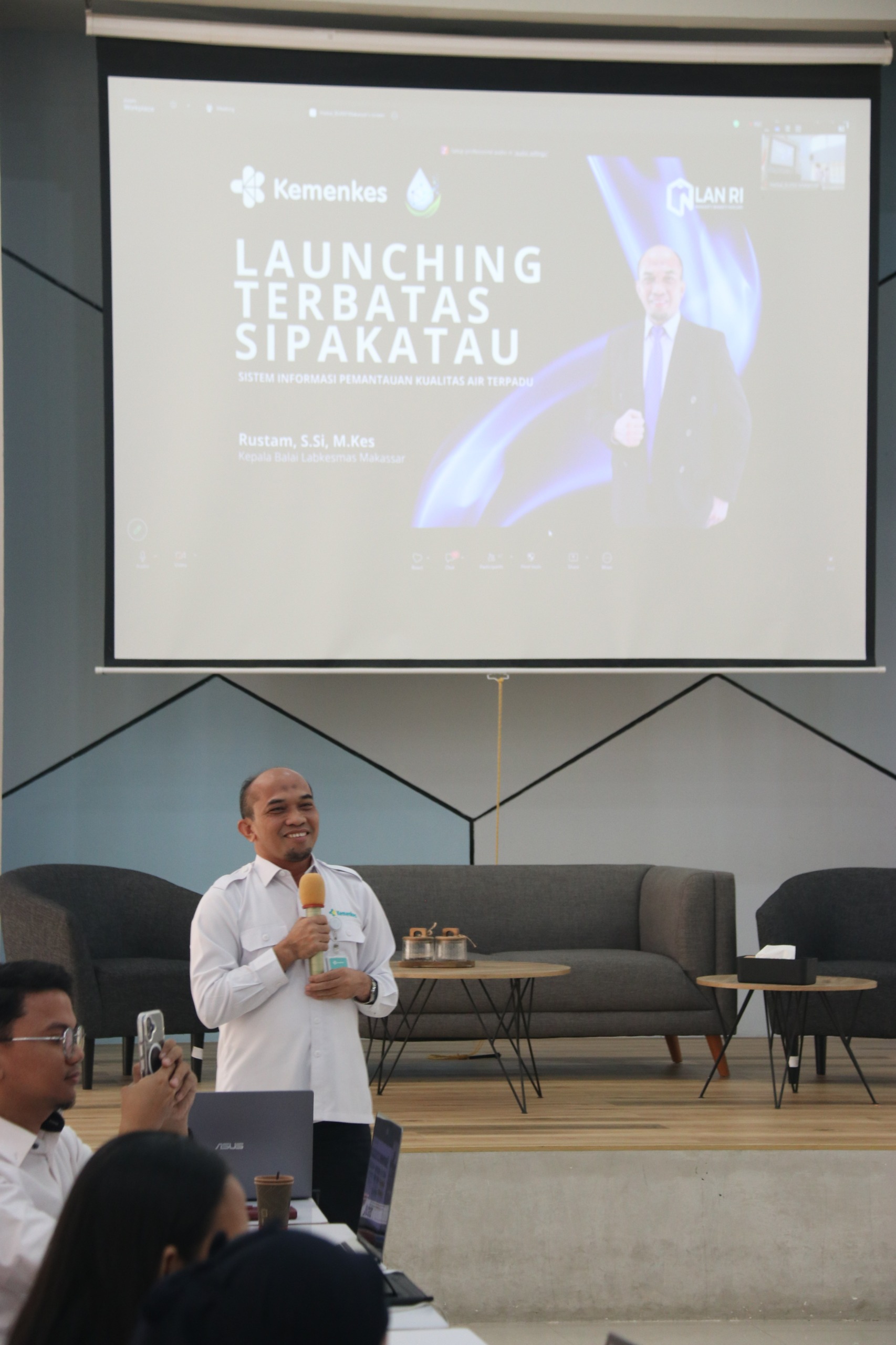 Kepala Balai Labkesmas Makassar, Rustam, S.Si., M.Kes memberikan uraian terkait aplikasi Sipakatau dalam peluncurannya, Kamis (10/9/2026).
